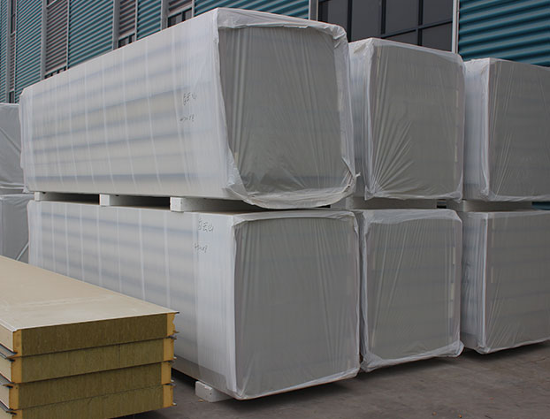 Plastic bag packaging for insulated sandwich panel